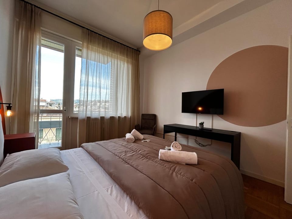 Photo of the whole room, towels