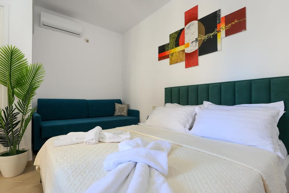 Bed, Seating area, air conditioner
