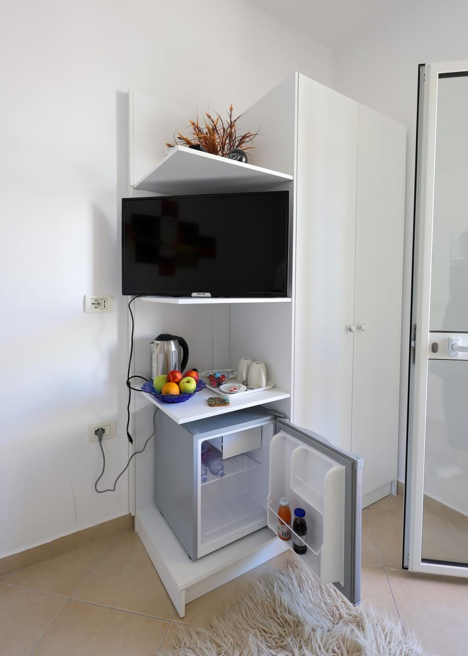 TV and multimedia, Kitchen or kitchenette, wardrobe