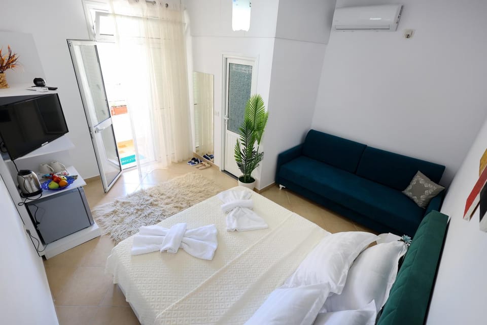 Bed, Photo of the whole room, Seating area