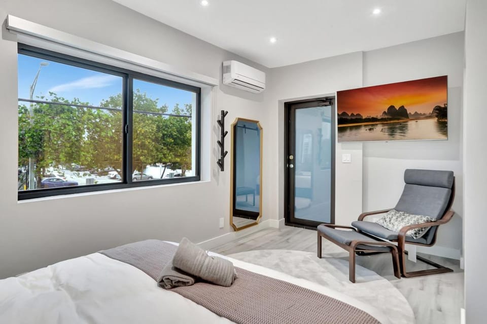 Bed, Seating area, Bedroom