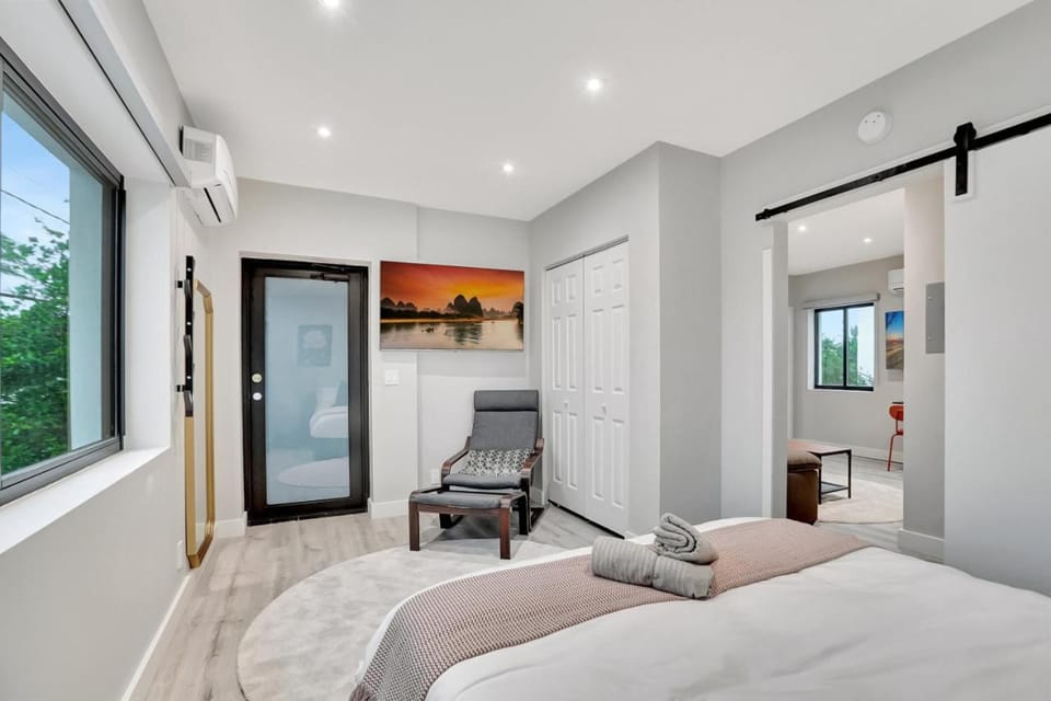 Bed, Seating area, Bedroom