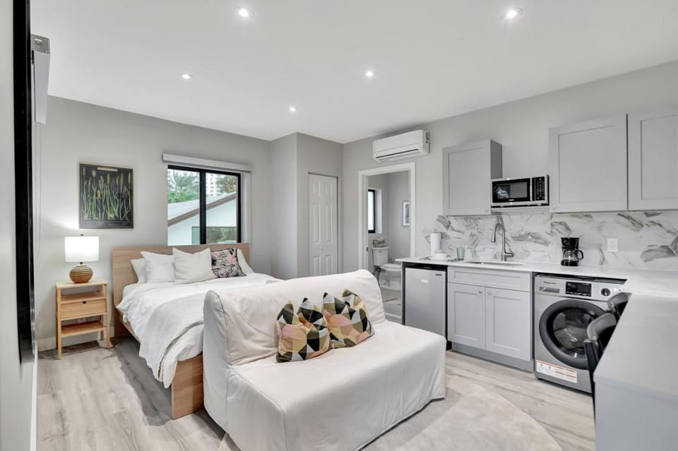 Bed, Kitchen or kitchenette, Seating area, minibar, washing machine, air conditioner