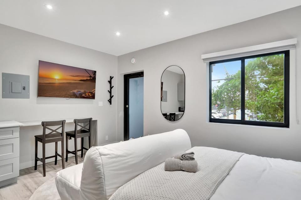 Bed, Seating area, Dining area