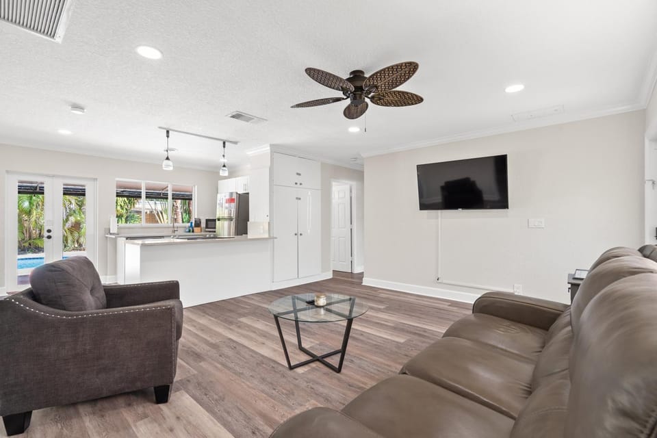 TV and multimedia, Living room, Seating area, fireplace