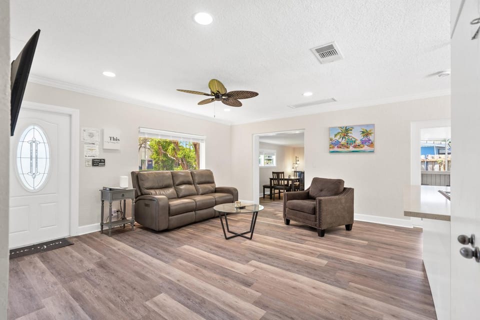 TV and multimedia, Living room, Seating area, fireplace