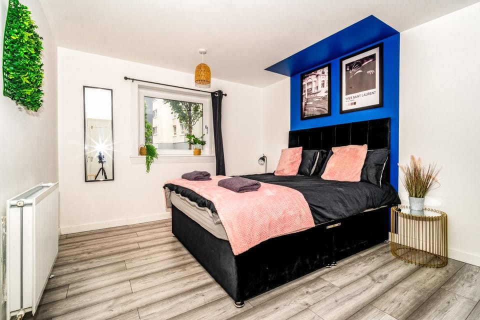 Sleek and Stylish 3 Bed in Greenock - Sleeps 8 Apartment in Greenock