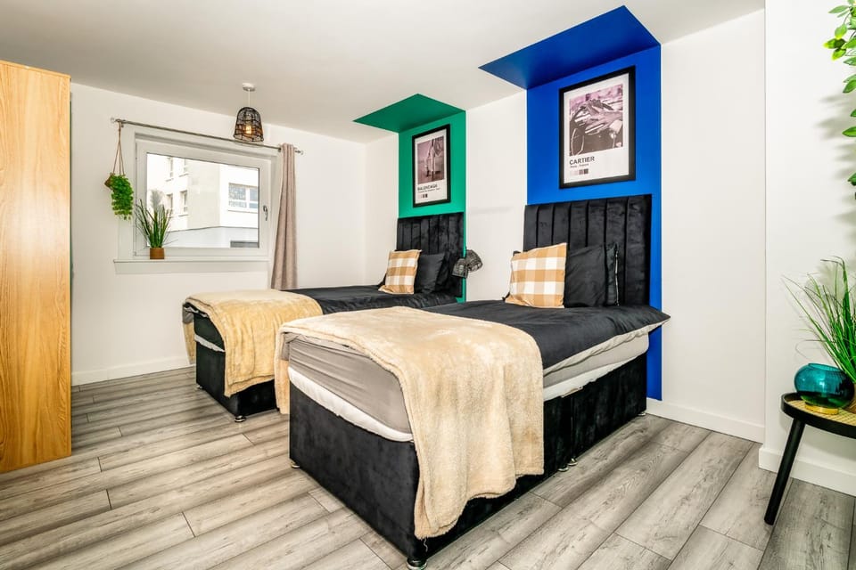 Sleek and Stylish 3 Bed in Greenock - Sleeps 8 Apartment in Greenock