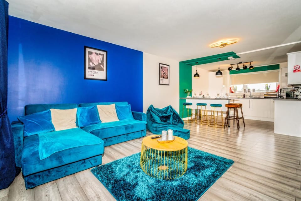 Sleek and Stylish 3 Bed in Greenock - Sleeps 8 Apartment in Greenock