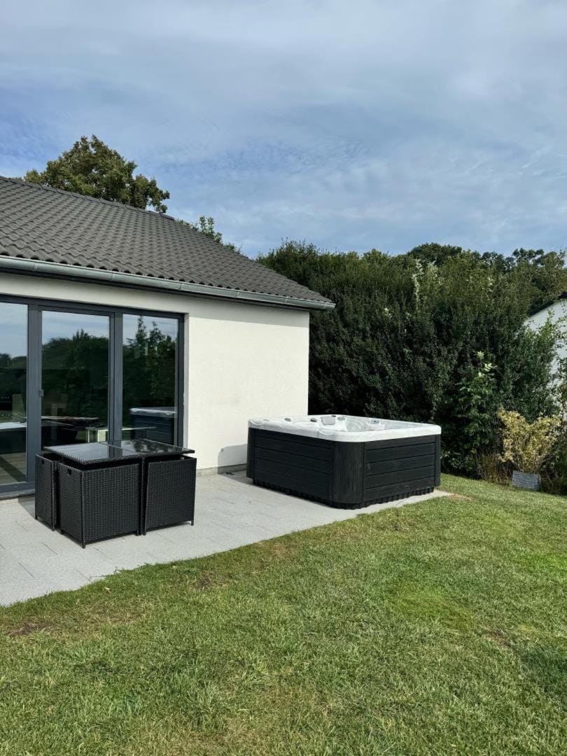 NEU! Modernes Ferienhaus Schwanbeck mit Whirlpool-Option House in Lubeck
