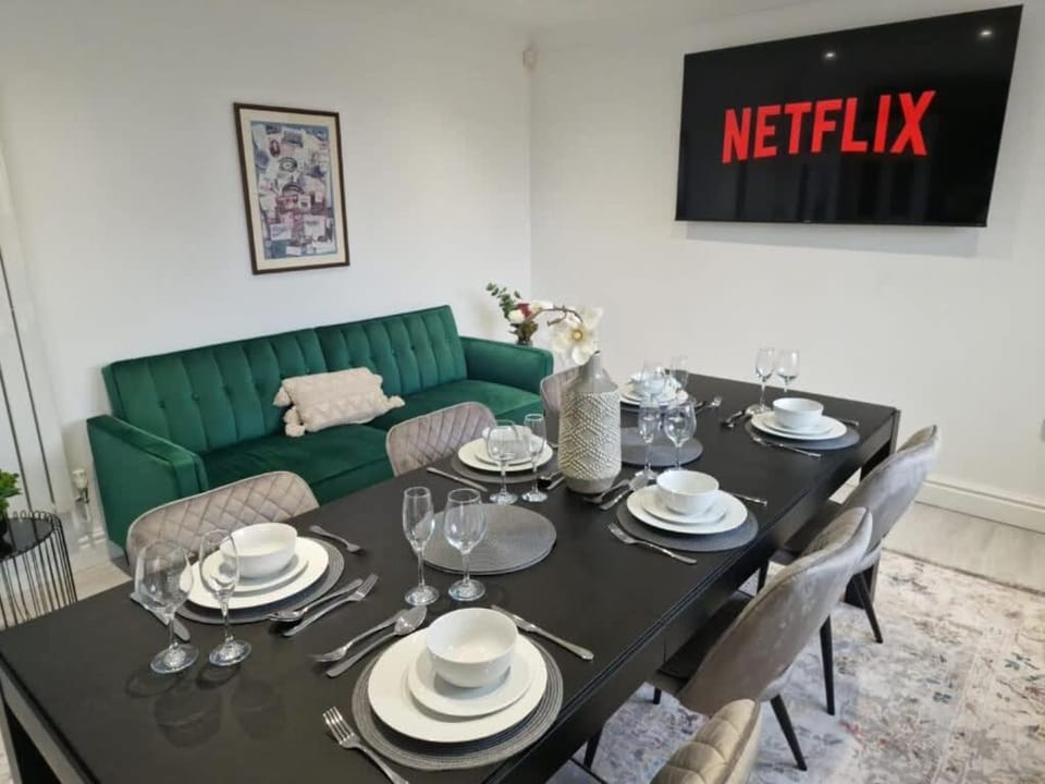 5 Bedroom Home Sleeps 10 Nr Royal Liverpool Golf House in Wirral