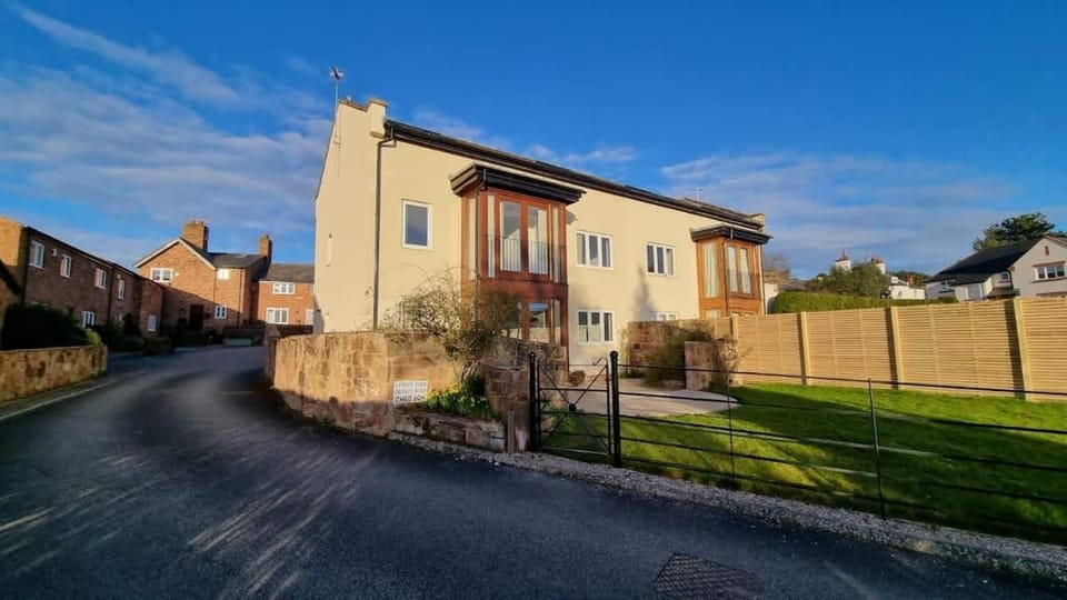 5 Bedroom Home Sleeps 10 Nr Royal Liverpool Golf House in Wirral