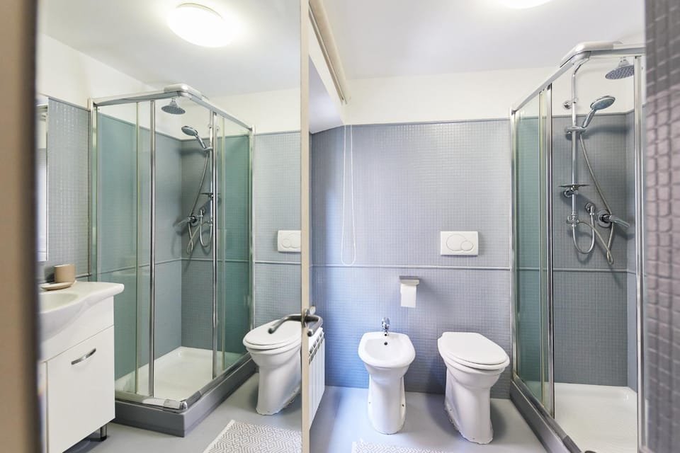 Shower, Toilet