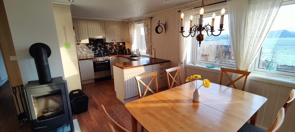 Dining area, kitchen