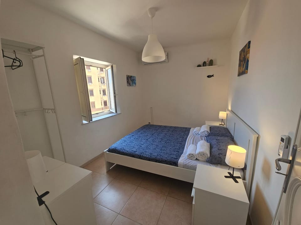Photo of the whole room, Bedroom, towels