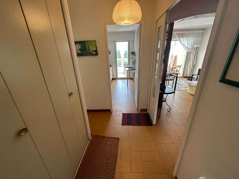 Grand T2 avec loggia et terrasse à proximité du port de Saint Mandrier et des plages Apartment in French Riviera
