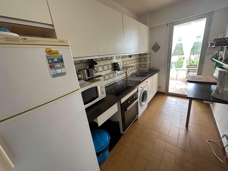 Grand T2 avec loggia et terrasse à proximité du port de Saint Mandrier et des plages Apartment in French Riviera