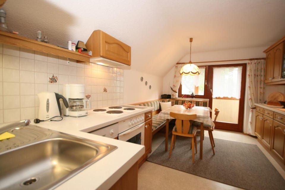Day, Dining area