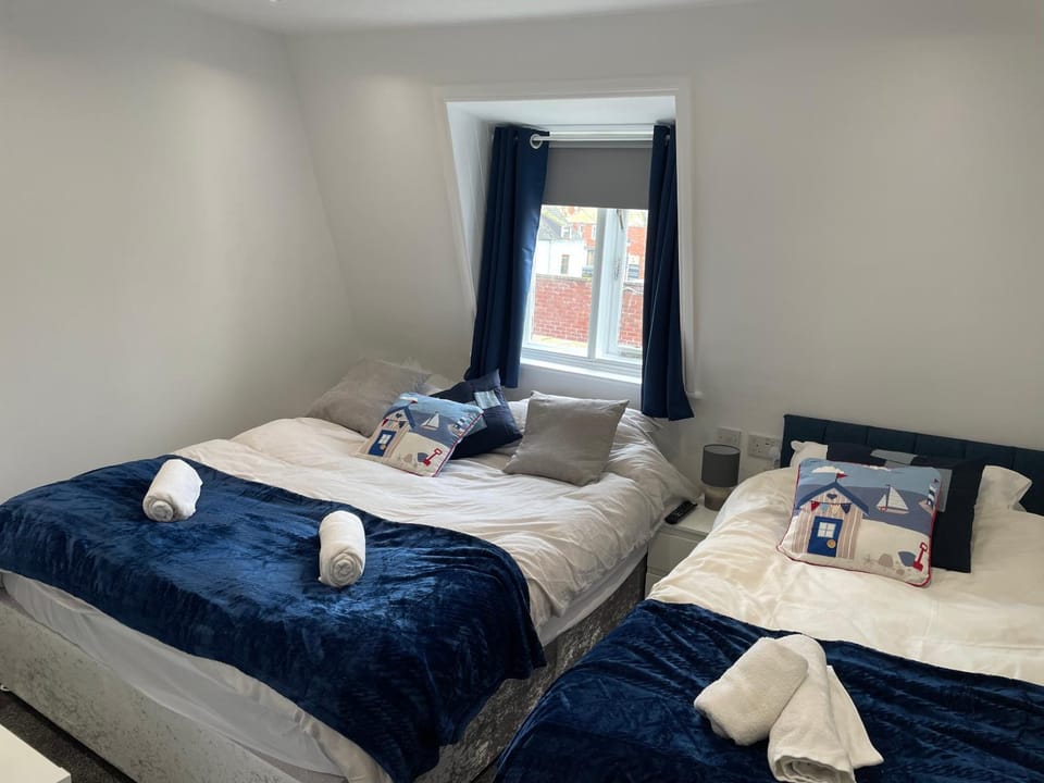 Monarch House - 5 ensuite rooms, 1 Ground floor bedroom, Sleeps 16, 60 yds beach & harbour, Dog Friendly House in Weymouth