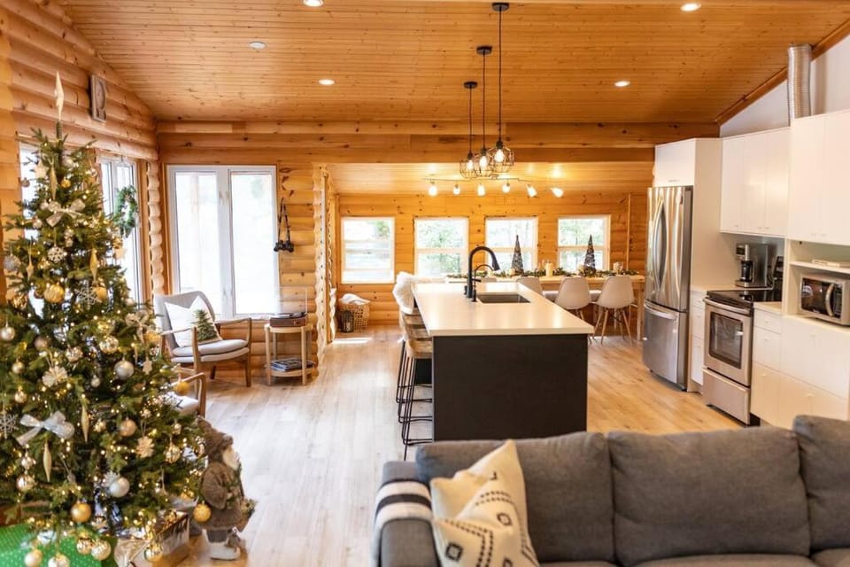 Waterfront private cottage on Koshlong Lake Chalet in Dysart and Others