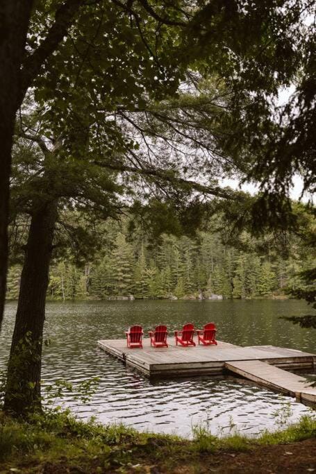 Waterfront private cottage on Koshlong Lake Chalet in Dysart and Others