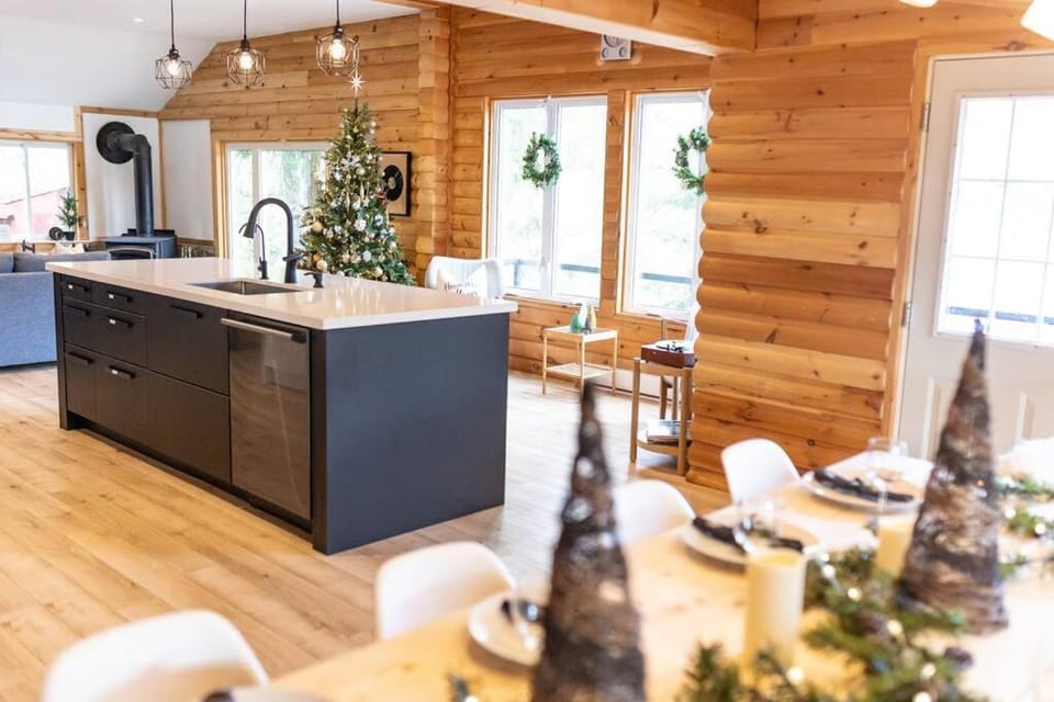 Waterfront private cottage on Koshlong Lake Chalet in Dysart and Others
