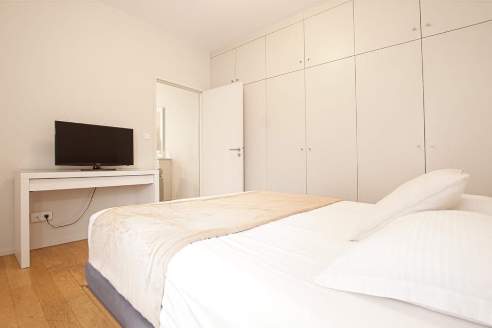 Bed, TV and multimedia, Photo of the whole room, Bedroom, wardrobe