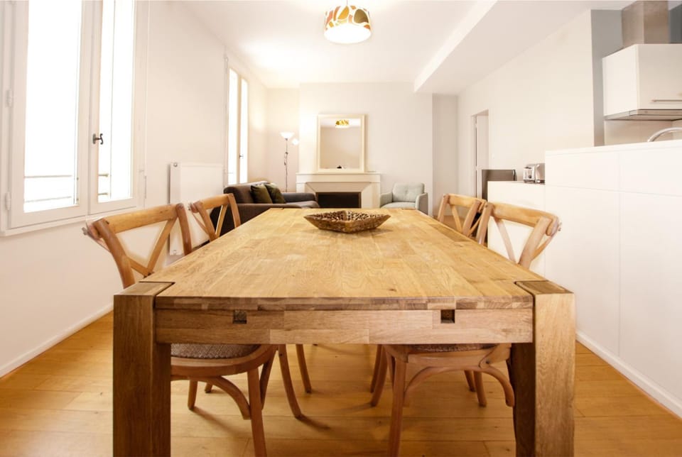 Kitchen or kitchenette, Living room, Seating area, Dining area