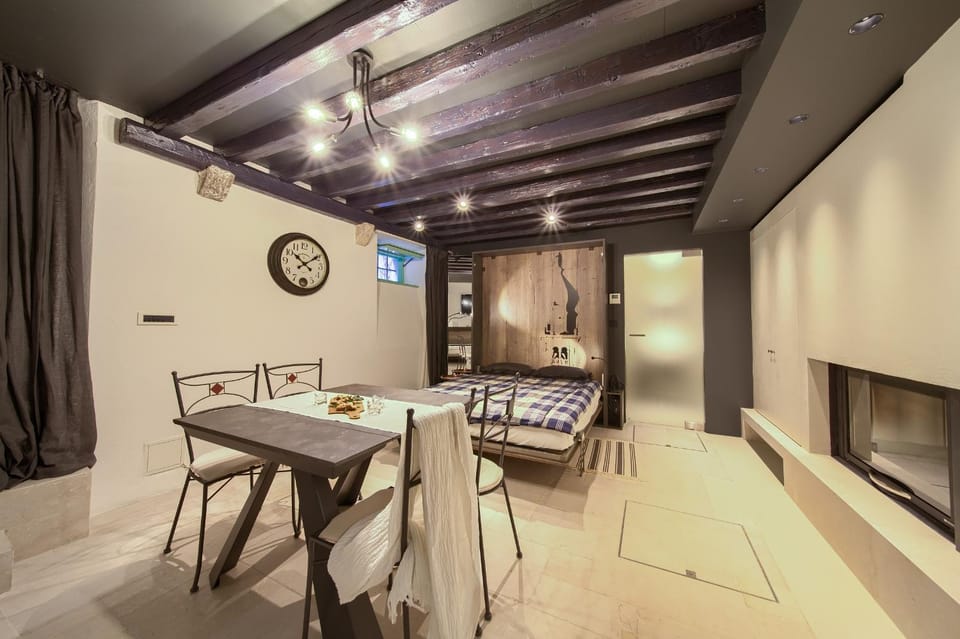 Seating area, Dining area