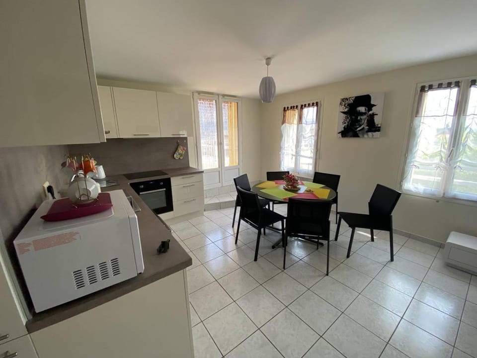 Vue mer au coeur de Saint Mandrier, 3 chambres, climatisation, wifi (fibre) Apartment in French Riviera