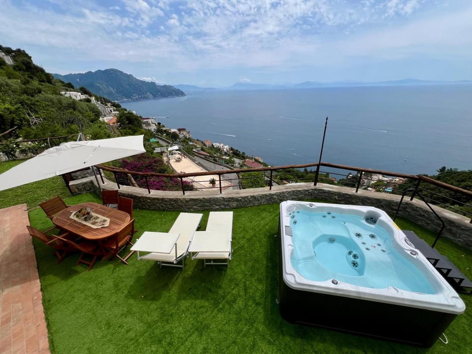 Hot Tub, Balcony/Terrace, Dining area, Sea view