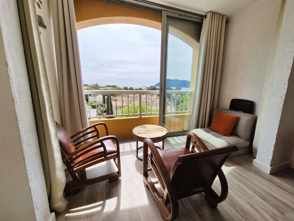 Studio refait à neuf, vue mer, proche des plages et des commerces... Apartment in French Riviera