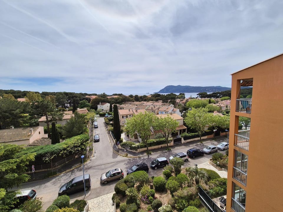 Studio refait à neuf, vue mer, proche des plages et des commerces... Apartment in French Riviera