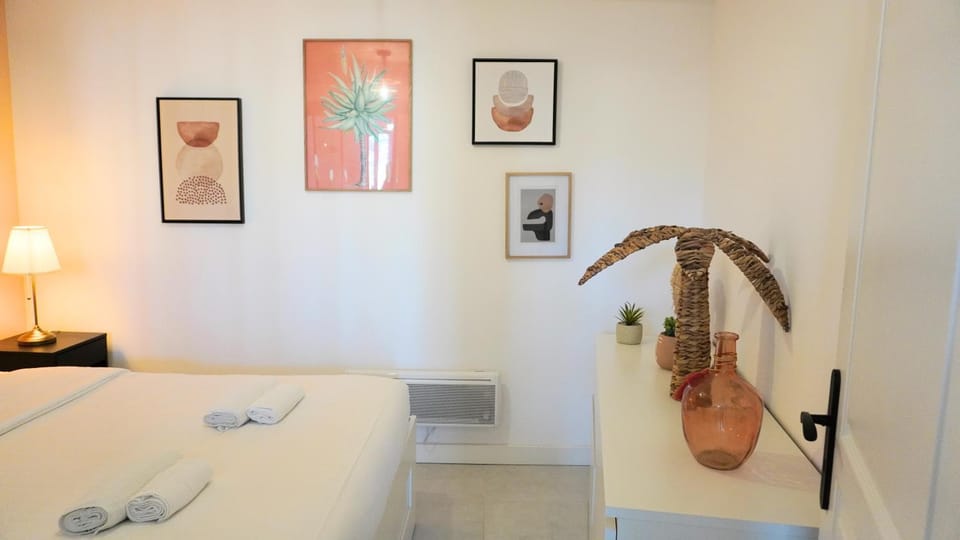 Photo of the whole room, Bedroom
