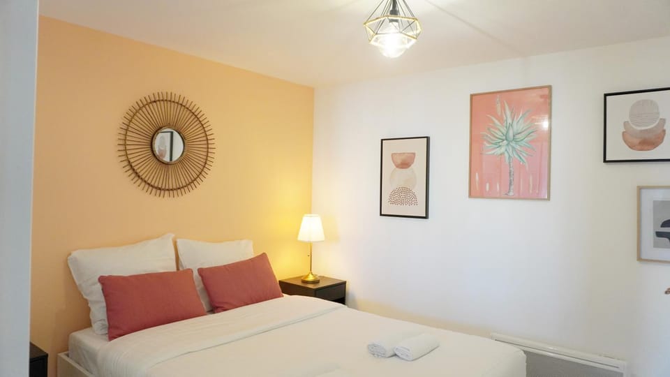 Bed, Photo of the whole room, Bedroom