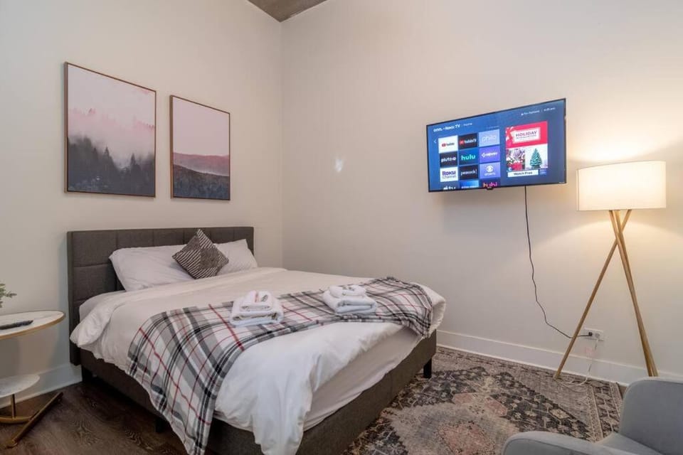 Bed, TV and multimedia, Photo of the whole room, Bedroom, towels