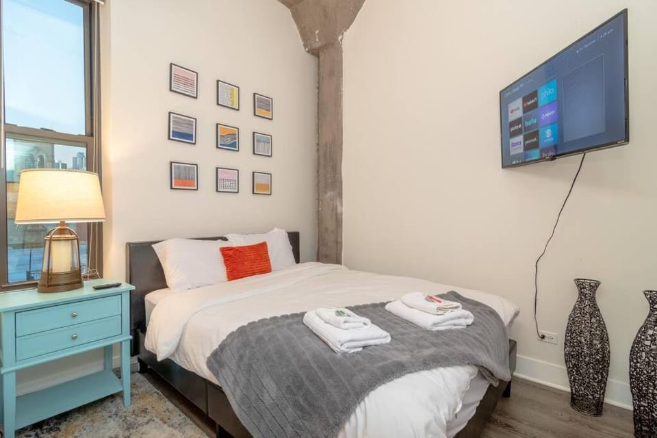 Bed, TV and multimedia, Photo of the whole room, Bedroom, towels