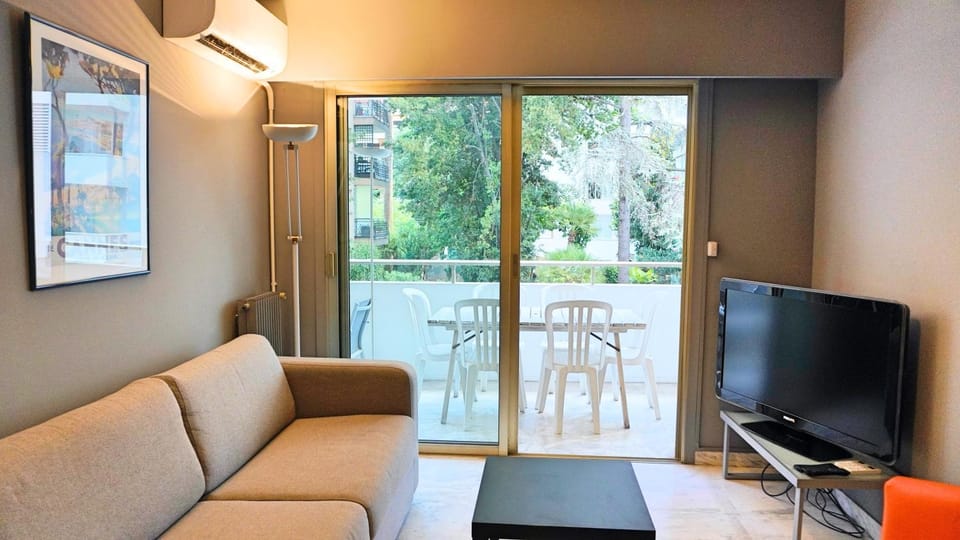 TV and multimedia, Living room, Seating area, air conditioner