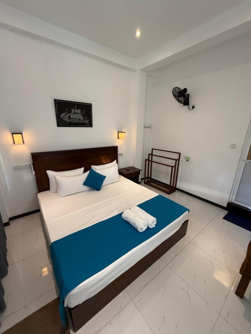 Bed, towels