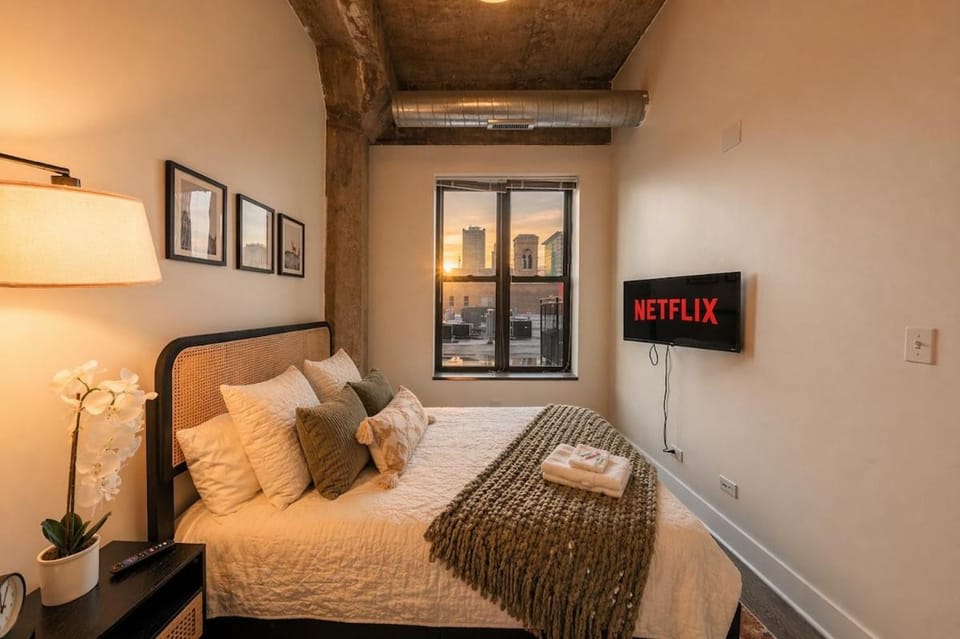 Spacious 2BR South Loop Suite with Skyline View, Optional Parking and Gym Access Close to McCormick Place, Grant Park, Museum Campus & CTA Lines Apartment in South Loop