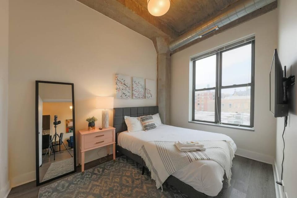 Spacious 2BR South Loop Suite with Skyline View, Optional Parking and Gym Access Close to McCormick Place, Grant Park, Museum Campus & CTA Lines Apartment in South Loop