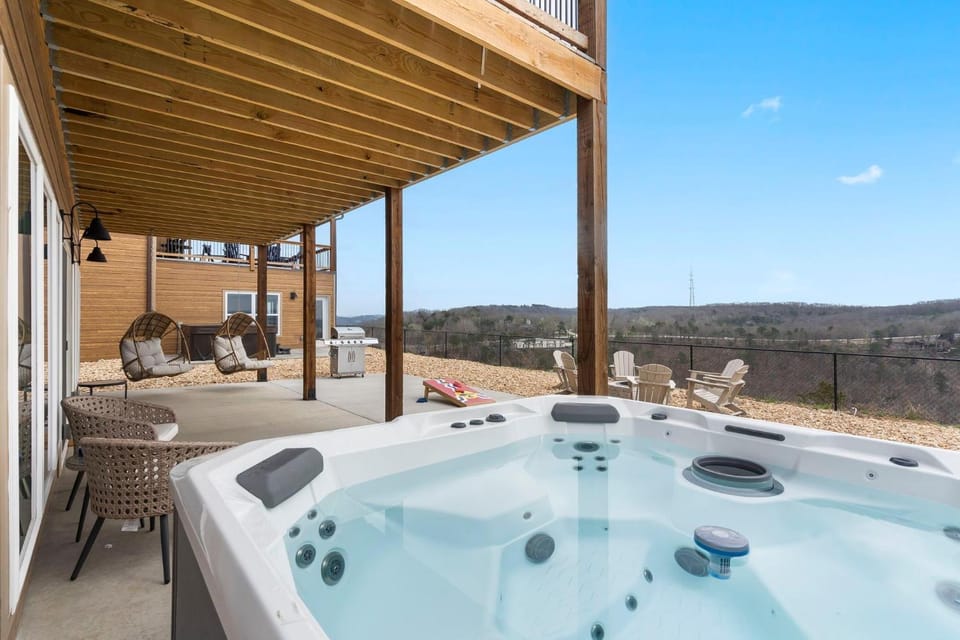 Feels Like Summer House in Table Rock Lake