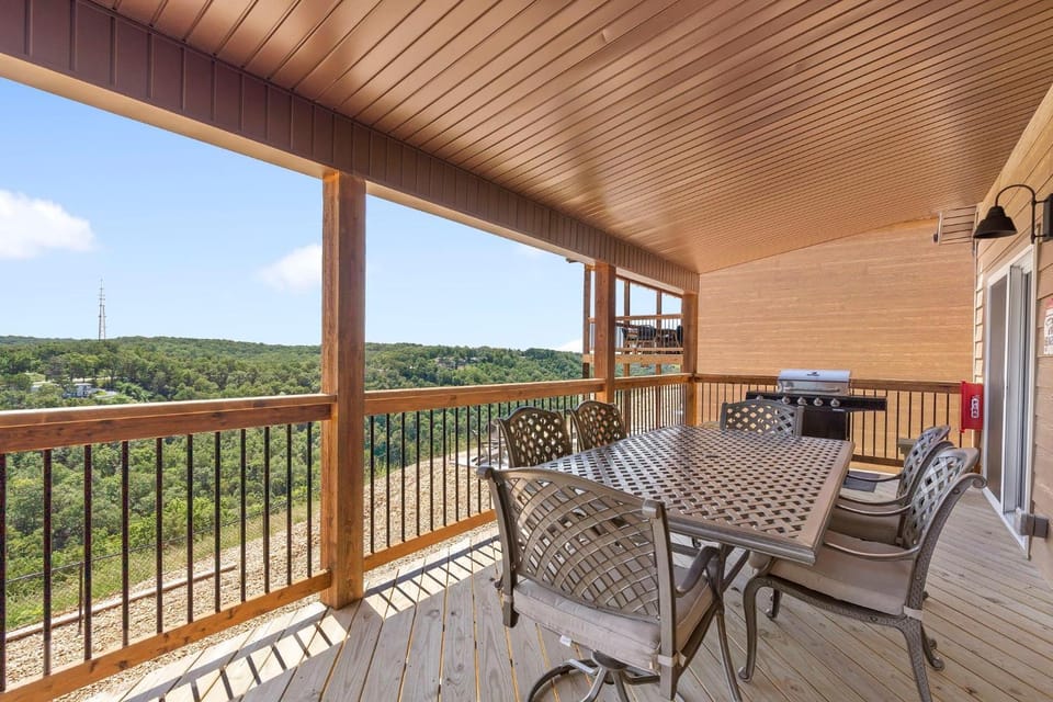 Can't Bear to Leave House in Table Rock Lake