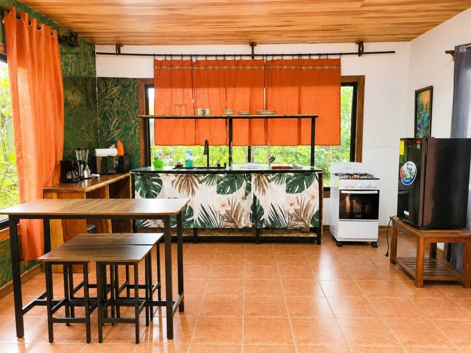 Kitchen or kitchenette, Dining area, oven, pet friendly