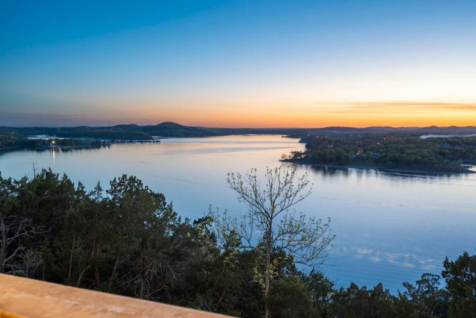 Sunset Salut House in Table Rock Lake