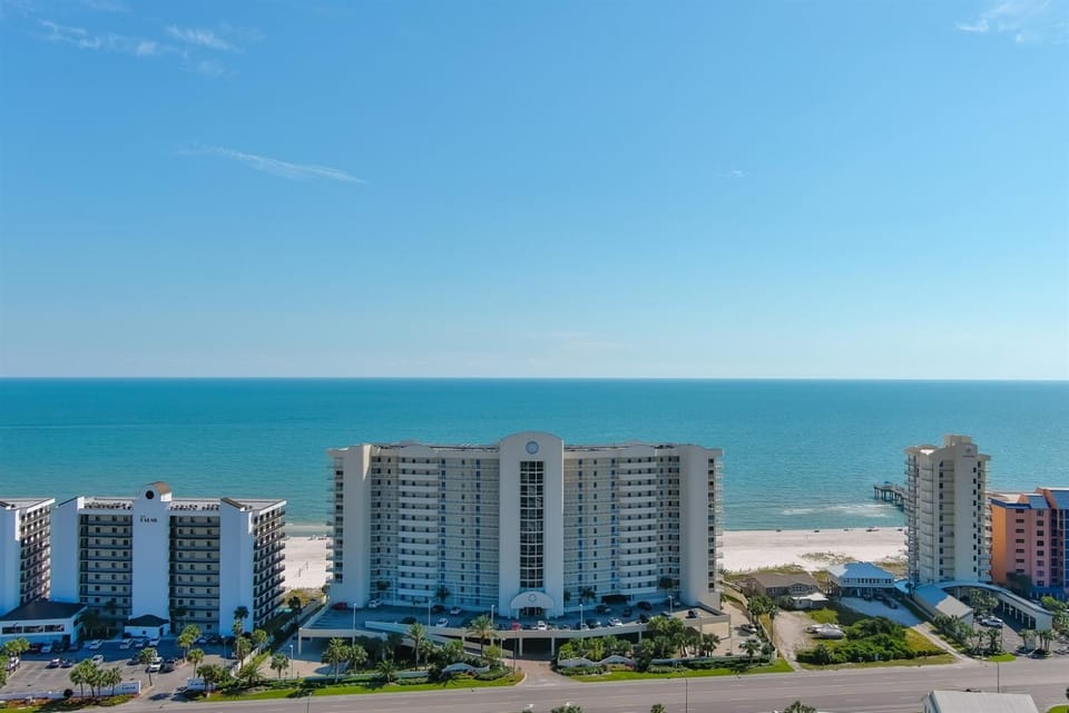 Admirals Quarters 1403-Beachfront 2 King Suites Free parking for 2 Vehicles Apartment in Orange Beach
