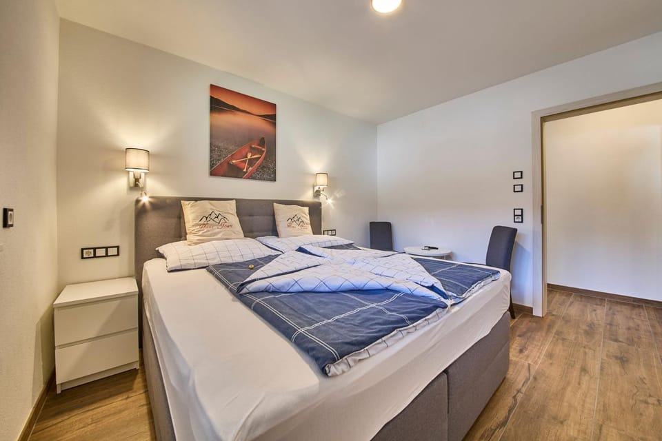 Bed, Photo of the whole room, Bedroom