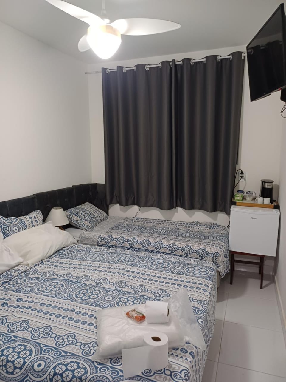Bed, TV and multimedia, Photo of the whole room, Bedroom