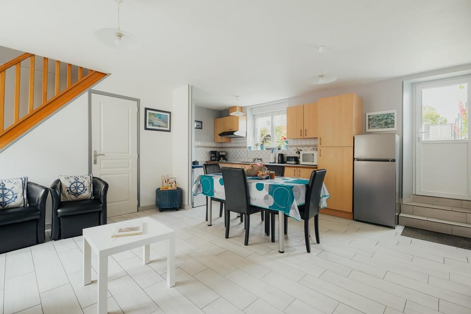 Property building, Kitchen or kitchenette, Living room