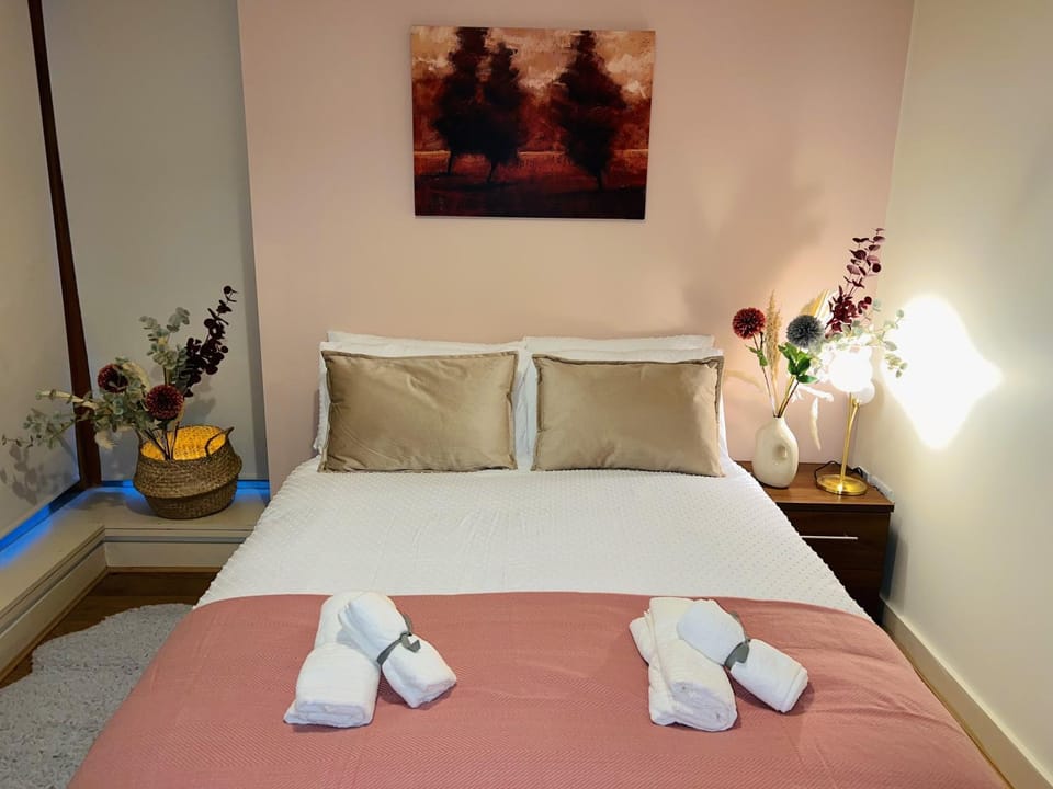 Photo of the whole room, Bedroom
